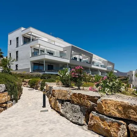 Modern & Bright Sea View